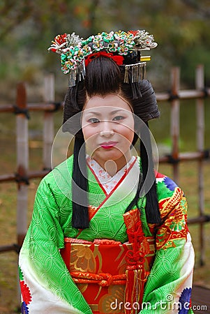 https://thumbs.dreamstime.com/x/japanese-lady-kimono-himeji-japan-11702463.jpg