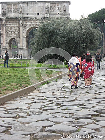 JAPONESE TOURISTS WALK IN DIRECTION OF THE ARCH OF COSTANTINO Editorial Stock Photo