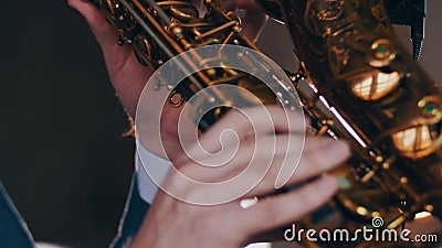 Jeu de saxophoniste sur le saxophone d'or Représentation vivante Artiste Spotlights de jazz banque de vidéos Jeu de saxophoniste sur le saxophone d'or Représentation vivante Artiste Spotlights de jazz banque de vidéos
