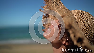 Jeune femme asiatique d'été heureux souriant sur le capuchon du port de vacances de voyage de la plage banque de vidéos Jeune femme asiatique d'été heureux souriant sur le capuchon du port de vacances de voyage de la plage banque de vidéos