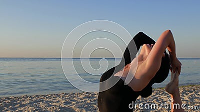 Jeune femme en bonne santé de forme physique dans la combinaison noire faisant le yoga par la mer au lever de soleil concept, pla clips vidéos Jeune femme en bonne santé de forme physique dans la combinaison noire faisant le yoga par la mer au lever de soleil concept, pla clips vidéos