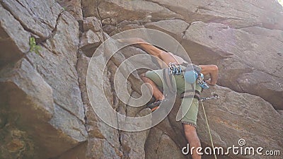 Jeune homme fort rockclimber qui poussent sur une falaise de granit, atteignant et frappant la prise banque de vidéos Jeune homme fort rockclimber qui poussent sur une falaise de granit, atteignant et frappant la prise banque de vidéos