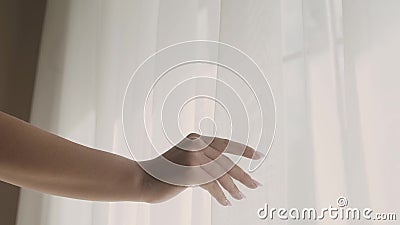 Jeune mariée enthousiaste touchant et caressant sa robe l'épousant merveilleuse blanche dans une lumière romantique lumineuse banque de vidéos Jeune mariée enthousiaste touchant et caressant sa robe l'épousant merveilleuse blanche dans une lumière romantique lumineuse banque de vidéos