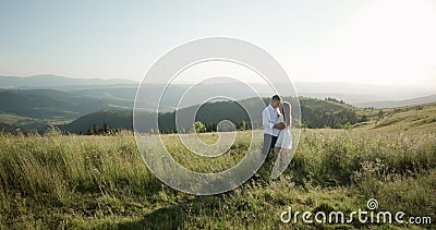 Jeunes couples adorables embrassant, s'embrassant dans la région dense verte de montagne Été, coucher du soleil Buts de couples banque de vidéos Jeunes couples adorables embrassant, s'embrassant dans la région dense verte de montagne Été, coucher du soleil Buts de couples banque de vidéos