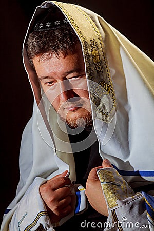 Jewish man in wrapped talit pray religious orthodox Jew with prays Stock Photo