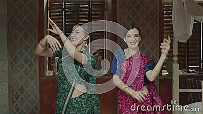 Jolies femelles dans la danse de sari de la façon indienne Jolies femelles dans la danse de sari de la façon indienne
