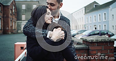 Jong aantrekkelijk toeristenpaar die en in een romantische bestemmingsstad omhelzen kussen 4K stock footage Jong aantrekkelijk toeristenpaar die en in een romantische bestemmingsstad omhelzen kussen 4K stock footage