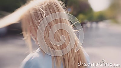Jong blonde aantrekkelijk meisje in een jeansjasje die onderaan de straten, winderig weer benieuwd zijn Golvend haar, leuke gliml stock footage Jong blonde aantrekkelijk meisje in een jeansjasje die onderaan de straten, winderig weer benieuwd zijn Golvend haar, leuke gliml stock footage