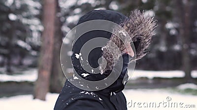 Jonge man die sneeuwballen speelt met vrienden, trage beweging Snowbalgevecht Winterplezier, actieve vrijetijdsbesteding stock videobeelden Jonge man die sneeuwballen speelt met vrienden, trage beweging Snowbalgevecht Winterplezier, actieve vrijetijdsbesteding stock videobeelden