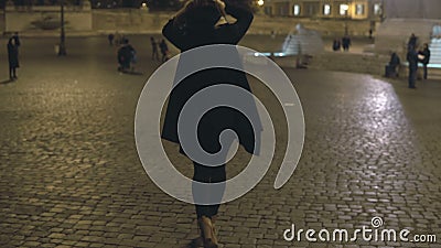 Jonge vrouw die in de avond lopen alleen stad Aantrekkelijk wijfje die somebody in het stadscentrum wachten, bij het vierkant stock footage Jonge vrouw die in de avond lopen alleen stad Aantrekkelijk wijfje die somebody in het stadscentrum wachten, bij het vierkant stock footage