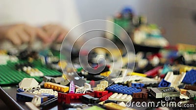 Jongen het spelen met LEGO Jongen het spelen met LEGO