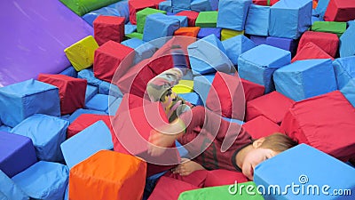 Jongen opgewekt spelenconcept Gezonde en gelukkige kinderen Opwindende spelen voor geestelijke gezondheid Kindpsychologie Jong ge stock videobeelden Jongen opgewekt spelenconcept Gezonde en gelukkige kinderen Opwindende spelen voor geestelijke gezondheid Kindpsychologie Jong ge stock videobeelden