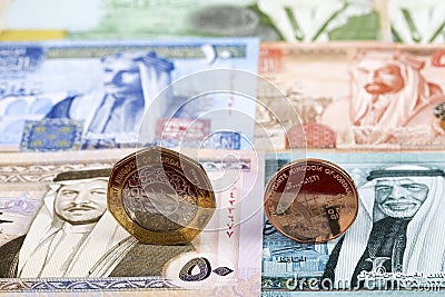 Jordanian Dinar coins on the background of banknotes Stock Photo