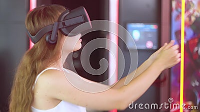 Jovem em óculos de realidade virtual faz movimentos com as mãos como se tocasse algo em sua frente filme Jovem em óculos de realidade virtual faz movimentos com as mãos como se tocasse algo em sua frente filme