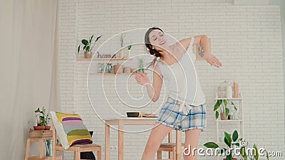 Jovem mulher bonita que sentem feliz, salto e dança Menina moreno nos pijamas que têm o divertimento na manhã em casa vídeos de arquivo Jovem mulher bonita que sentem feliz, salto e dança Menina moreno nos pijamas que têm o divertimento na manhã em casa vídeos de arquivo