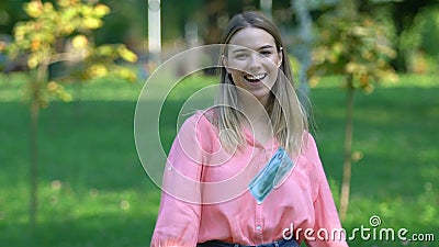 Jovem vencedora da loteria jogando dólares e sorrindo em câmera, fortuna filme Jovem vencedora da loteria jogando dólares e sorrindo em câmera, fortuna filme