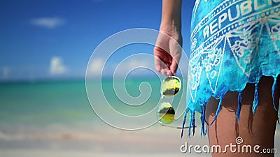 Joven despreocupado relajándose en la playa de Punta Cana Vacaciones en el Caribe República Dominicana almacen de video Joven despreocupado relajándose en la playa de Punta Cana Vacaciones en el Caribe República Dominicana almacen de video