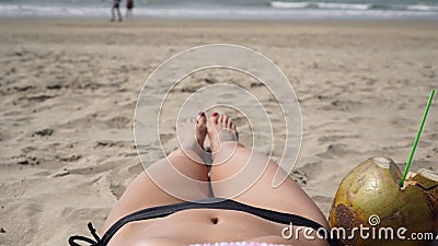 Mujer Sexy En Traje De Baño Bikini Se Encuentra En Una Playa De Mar  Tropical Metrajes - Vídeo de agua, cubo: 198767790