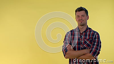 Jovens felizes fazendo sinal de mão 'ok' em fundo amarelo Jovens felizes fazendo sinal de mão 'ok' em fundo amarelo