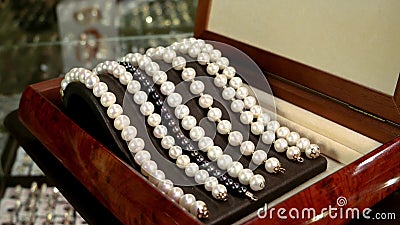 Joyería, joyería de la descripción hecha de las perlas en un soporte hermoso iluminado, pulseras de la perla en ataúd de madera m almacen de metraje de vídeo Joyería, joyería de la descripción hecha de las perlas en un soporte hermoso iluminado, pulseras de la perla en ataúd de madera m almacen de metraje de vídeo
