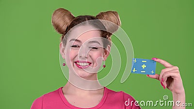 Jugendlicher annonciert eine Karte Grüner Bildschirm Abschluss oben stock footage Jugendlicher annonciert eine Karte Grüner Bildschirm Abschluss oben stock footage