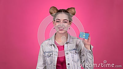 Jugendlicher annonciert eine Karte und zeigt sich Daumen Rosa Hintergrund stock video Jugendlicher annonciert eine Karte und zeigt sich Daumen Rosa Hintergrund stock video
