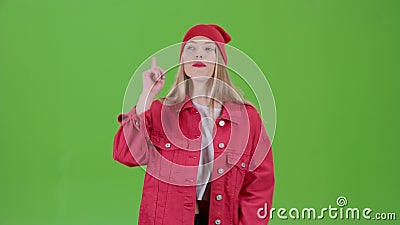 Jugendlicher ist der Wirt von Nachrichten auf dem Kind-` s Kanal Grüner Bildschirm stock footage Jugendlicher ist der Wirt von Nachrichten auf dem Kind-` s Kanal Grüner Bildschirm stock footage