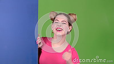 Jugendlicher späht heraus von hinten ein blaues Brett und zeigt sich Daumen Grüner Bildschirm Langsame Bewegung stock video footage Jugendlicher späht heraus von hinten ein blaues Brett und zeigt sich Daumen Grüner Bildschirm Langsame Bewegung stock video footage