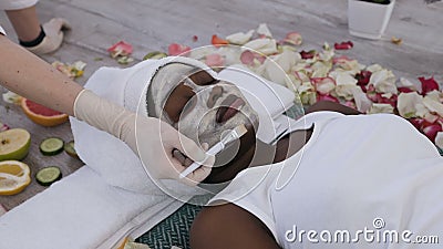 Junge afrikanische Frauen erhalten Gesichtsbehandlung mit Hilfe Kosmetikerin im Schönheitssalon. Gesichtspeeling, Schönheitsbeha stock video footage Junge afrikanische Frauen erhalten Gesichtsbehandlung mit Hilfe Kosmetikerin im Schönheitssalon. Gesichtspeeling, Schönheitsbeha stock video footage