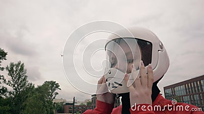 Junge Frau des Porträts im Schutzhelm für extreme Sportzeitlupe stock footage Junge Frau des Porträts im Schutzhelm für extreme Sportzeitlupe stock footage
