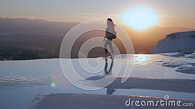 Junge Frau, die in Pamukkale-Terrassen geht stock video Junge Frau, die in Pamukkale-Terrassen geht stock video
