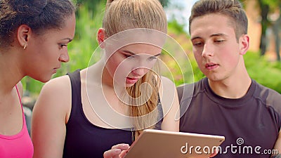 Junge Freunde, die schlechte Nachrichten auf Tablette lesen Nahaufnahme von den jungen Leuten entsetzt stock video Junge Freunde, die schlechte Nachrichten auf Tablette lesen Nahaufnahme von den jungen Leuten entsetzt stock video