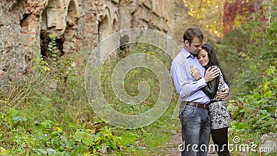 Junge Paare, die auf Natur küssen stock footage Junge Paare, die auf Natur küssen stock footage