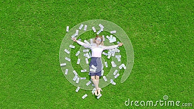 Junge, schöne und erfolgreiche Geschäftsfrau in Sonnenbrillen liegt auf einem grünen Rasenflächen mit viel Geld stock footage Junge, schöne und erfolgreiche Geschäftsfrau in Sonnenbrillen liegt auf einem grünen Rasenflächen mit viel Geld stock footage