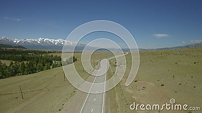 Junge Wanderwanderer mit Rucksack und in dem Hut auf der Straße im Bergtal genießen die Landschaft der Hügel, Wanderlust stock video footage Junge Wanderwanderer mit Rucksack und in dem Hut auf der Straße im Bergtal genießen die Landschaft der Hügel, Wanderlust stock video footage