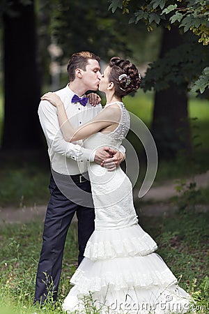 https://thumbs.dreamstime.com/x/just-married-couple-kissing-park-32252515.jpg