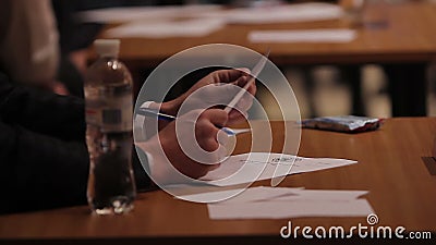 Júri que senta-se na tabela, fazendo anotações durante a competição de beleza, competição filme Júri que senta-se na tabela, fazendo anotações durante a competição de beleza, competição filme