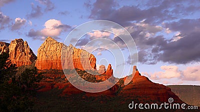 4K avondzon in Sedona, het Gezoem van Arizona uit 4K avondzon in Sedona, het Gezoem van Arizona uit