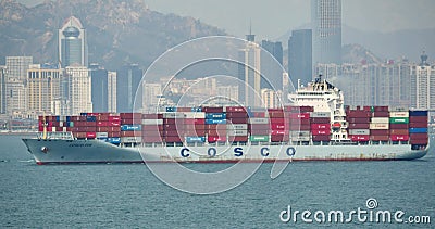 4k de Schepen van de ladingscontainer door QingDao Harbo, moder de stedelijke bouw, China stock video 4k de Schepen van de ladingscontainer door QingDao Harbo, moder de stedelijke bouw, China stock video