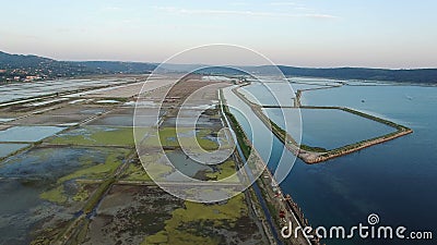 4K Flyg över soline i Slovenien på solnedgången, ställe av salt extraktion av havet, flyg- sikt Secovljske Soline, Slovenien stock video 4K Flyg över soline i Slovenien på solnedgången, ställe av salt extraktion av havet, flyg- sikt Secovljske Soline, Slovenien stock video