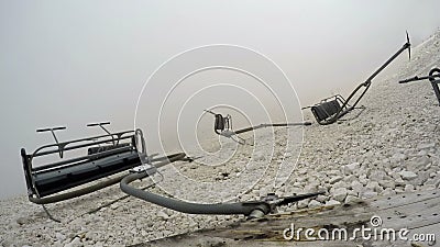 4K Lasso di tempo Stazione sciistica nella stagione bassa Riparazione e preparazione della cabina di funivia per la stagione La g archivi video 4K Lasso di tempo Stazione sciistica nella stagione bassa Riparazione e preparazione della cabina di funivia per la stagione La g archivi video