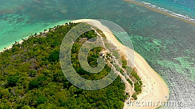 4K Luftführende Sicht auf die kleine ganze Insel, umgeben von Azurblau- und Korallenriffen auf den Philippinen stock footage 4K Luftführende Sicht auf die kleine ganze Insel, umgeben von Azurblau- und Korallenriffen auf den Philippinen stock footage