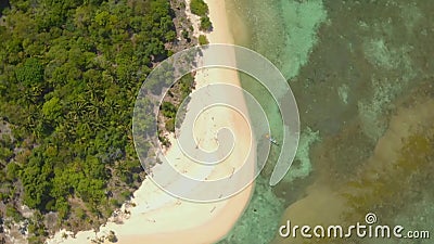 4K Luftführende Sicht auf die kleine ganze Insel, umgeben von Azurblau- und Korallenriffen auf den Philippinen stock footage 4K Luftführende Sicht auf die kleine ganze Insel, umgeben von Azurblau- und Korallenriffen auf den Philippinen stock footage
