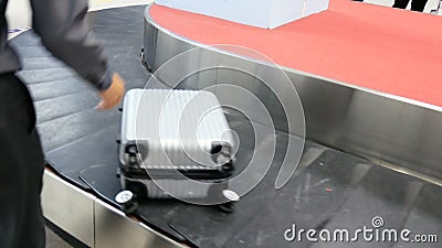 4K nastro trasportatore nell'aeroporto di Suvarnabhumi, Bangkok del bagaglio il passeggero che aspetta porta i bagagli video d archivio 4K nastro trasportatore nell'aeroporto di Suvarnabhumi, Bangkok del bagaglio il passeggero che aspetta porta i bagagli video d archivio