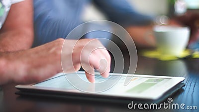 4k - Ultra HD - kreatives Geschäftstreffen, neue Ideen auf Tablet-PC besprechend - nahes hohes stock video 4k - Ultra HD - kreatives Geschäftstreffen, neue Ideen auf Tablet-PC besprechend - nahes hohes stock video