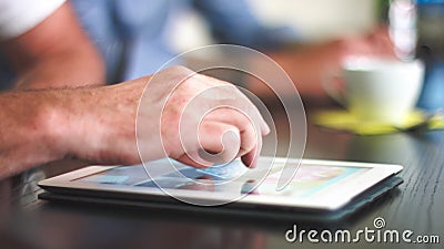 4k - Ultra HD - reunião de negócios criativa, discutindo ideias novas no PC da tabuleta - ascendente próximo 4k - Ultra HD - reunião de negócios criativa, discutindo ideias novas no PC da tabuleta - ascendente próximo