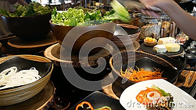4K verdura differente scelta della donna sull'alimento del buffet di approvvigionamento nel ristorante dell'hotel con la frutta v video d archivio 4K verdura differente scelta della donna sull'alimento del buffet di approvvigionamento nel ristorante dell'hotel con la frutta v video d archivio