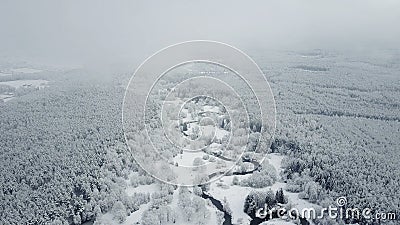 4K Vlucht boven wilde windende rivier in bevroren bos bij mistig weer De Snowlywinter op het noorden Lucht panorama stock video 4K Vlucht boven wilde windende rivier in bevroren bos bij mistig weer De Snowlywinter op het noorden Lucht panorama stock video