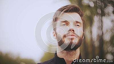 4K πορτρέτο ενός βέβαιου χαμογελώντας ευρωπαϊκού ατόμου Κλείστε επάνω το χαμηλό πυροβολισμό γωνίας Γενειοφόρο όμορφο άτομο κοιτάζ απόθεμα βίντεο 4K πορτρέτο ενός βέβαιου χαμογελώντας ευρωπαϊκού ατόμου Κλείστε επάνω το χαμηλό πυροβολισμό γωνίας Γενειοφόρο όμορφο άτομο κοιτάζ απόθεμα βίντεο