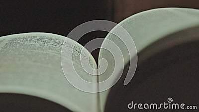 4k смотря через книгу поворачивая страницы и читать 4k смотря через книгу поворачивая страницы и читать